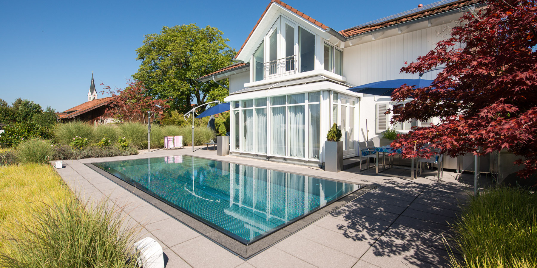 Offene Terrassenlandschaft mit Edelstahlpool